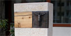 Grabdenkmal aus Kalkstein Bale,  L&auml;rchenholz und Bronze 