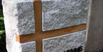 Grabdenkmal aus Granit Hintertiessen  mit eingearbeitetem Kreuzmotiv aus L&auml;rchenholz