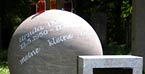 Grabdenkmal aus Muschelkalk 